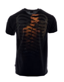 Тениска в черен цвят с изображение в гръб